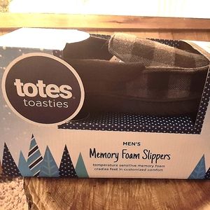 Mens medium black/Grey plaid flannel slippers by Totes